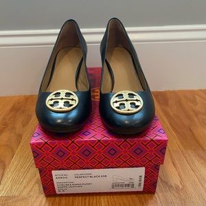 Tory Burch Chelsea 50MM Pump/ Napa Leather in Perfect Black